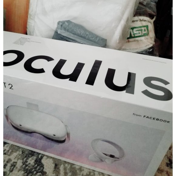 BRAND NEW Oculus Quest 2 (256 GB) - Picture 2 of 4